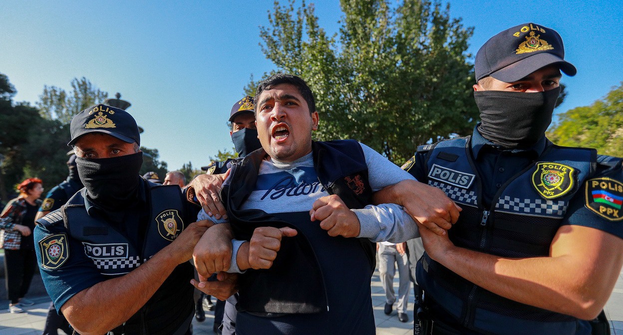 Задержание активиста в Баку. Фото Азиза Каримова для "Кавказского узла". Задержание активиста в Баку. Фото Азиза Каримова для "Кавказского узла".
