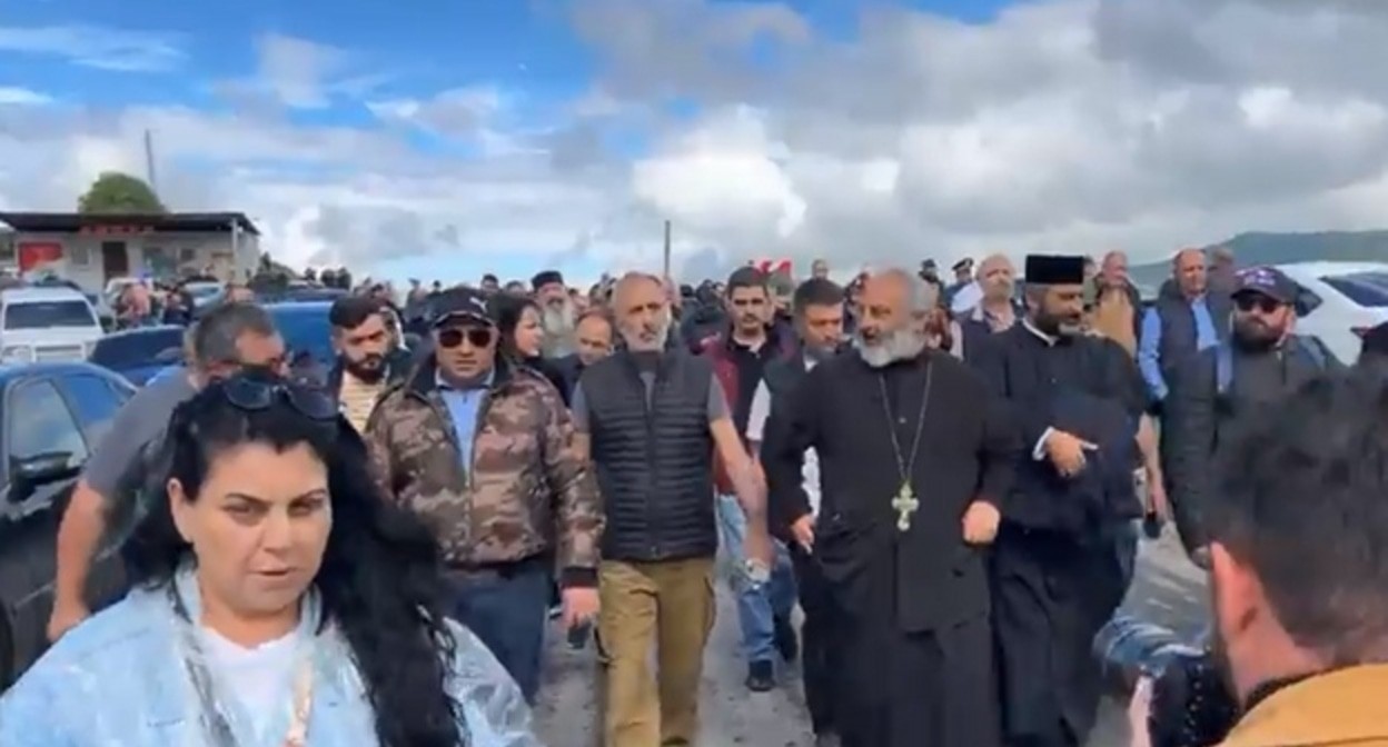 Шествие активистов из Киранца в Ереван. 4 мая 2024 года. Кадр видео, опубликованного агентством "Новости-Армения" https://newsarmenia.am/news/armenia/zhiteli-kirantsa-nachali-shestvie-v-napravlenii-erevana-video/ Шествие активистов из Киранца в Ереван. 4 мая 2024 года. Кадр видео, опубликованного агентством "Новости-Армения" https://newsarmenia.am/news/armenia/zhiteli-kirantsa-nachali-shestvie-v-napravlenii-erevana-video/