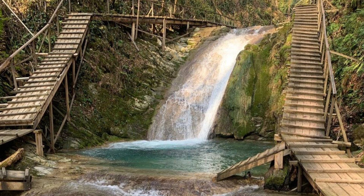 Водопад в Сочинском нацпарке. Фото: пресс-служба нацпарка https://t.me/npsochi_official Водопад в Сочинском нацпарке. Фото: пресс-служба нацпарка https://t.me/npsochi_official