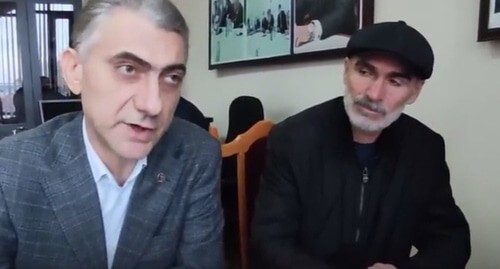 Адвокат Ильяс Саидов и отец убитого юноши Ильмиямин Султанов. Кадр видео телеграм-канала Mash Gor https://t.me/s/mash_gor/3164 Адвокат Ильяс Саидов и отец убитого юноши Ильмиямин Султанов. Кадр видео телеграм-канала Mash Gor https://t.me/s/mash_gor/3164