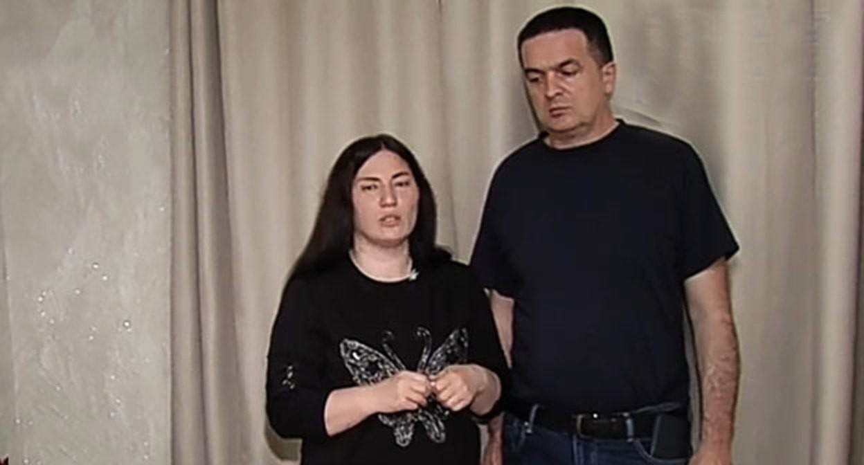 Кадр видеообращения родителей Цоматовой. Скриншот видео www.youtube.com/watch&v=zCml7AtaOYU Кадр видеообращения родителей Цоматовой. Скриншот видео www.youtube.com/watch&v=zCml7AtaOYU