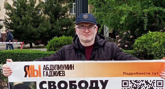Магомед Магомедов в одиночном пикете. Махачкала, 6 мая 2024 г. Фото: Телеграм-канал от 05.05.2024 chernovik.net "Черновик" Магомед Магомедов в одиночном пикете. Махачкала, 6 мая 2024 г. Фото: Телеграм-канал от 05.05.2024 chernovik.net "Черновик"