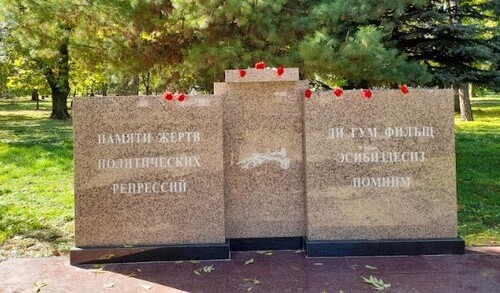 Памятник репрессированным в Нальчике. Фото корреспондента "Кавказского узла". Памятник репрессированным в Нальчике. Фото корреспондента "Кавказского узла".