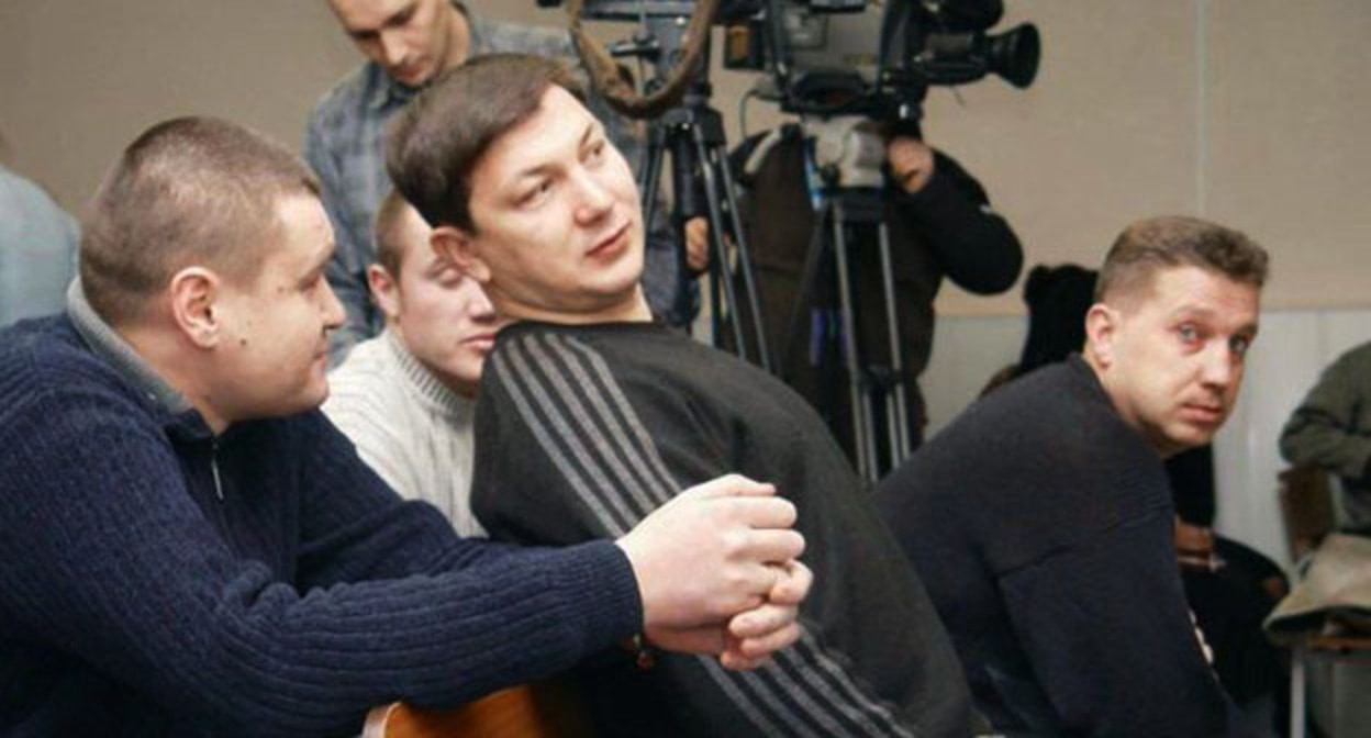 Эдуард Ульман (в центре). Фото: https://memorialcenter.org/ru/news/delo-ulmana-kak-putin-obvinil-olega-orlova-v-v-popytke-razvalit-armiyu Эдуард Ульман (в центре). Фото: https://memorialcenter.org/ru/news/delo-ulmana-kak-putin-obvinil-olega-orlova-v-v-popytke-razvalit-armiyu