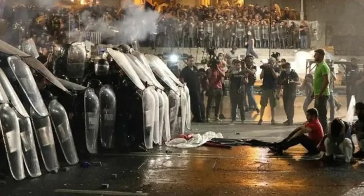 Столкновение силовиков с участниками акции. Июнь 2019 года. Фото: SOVA https://sova.news/2022/06/20/s-nochi-gavrilova-proshlo-tri-goda/ Столкновение силовиков с участниками акции. Июнь 2019 года. Фото: SOVA https://sova.news/2022/06/20/s-nochi-gavrilova-proshlo-tri-goda/
