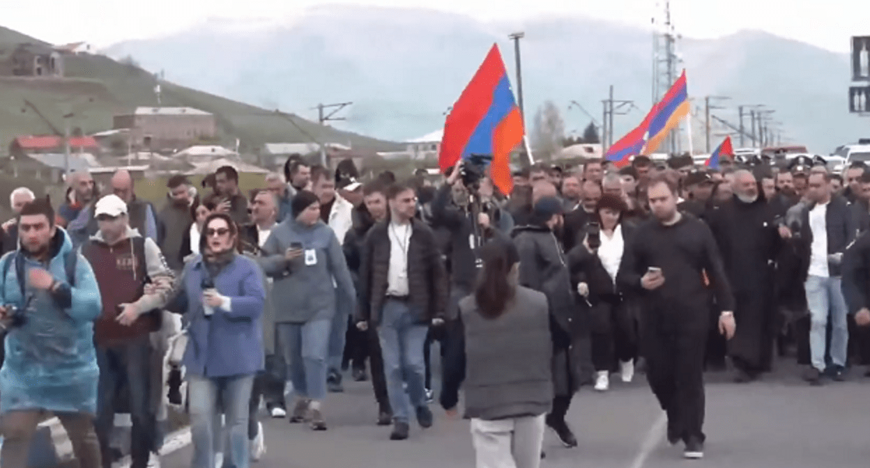 Участники шествия из Киранца в Ереван. Кадр прямой трансляции LaMedia www.youtube.com/watch?v=wJdd51ZCFTo Участники шествия из Киранца в Ереван. Кадр прямой трансляции LaMedia www.youtube.com/watch?v=wJdd51ZCFTo
