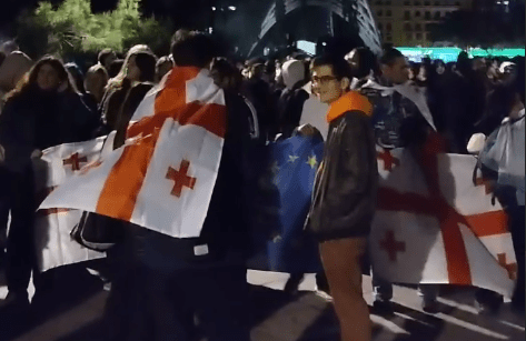 Участники акции против закона об иноагентах в Тбилиси. Стоп-кадр видео Tbilisi Life от 07.05.24, https://t.me/Tbilisi_life/26006 Участники акции против закона об иноагентах в Тбилиси. Стоп-кадр видео Tbilisi Life от 07.05.24, https://t.me/Tbilisi_life/26006
