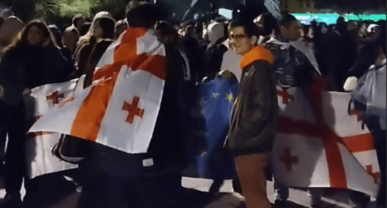 Участники акции против закона об иноагентах в Тбилиси. Стоп-кадр видео Tbilisi Life от 07.05.24, https://t.me/Tbilisi_life/26006 Участники акции против закона об иноагентах в Тбилиси. Стоп-кадр видео Tbilisi Life от 07.05.24, https://t.me/Tbilisi_life/26006