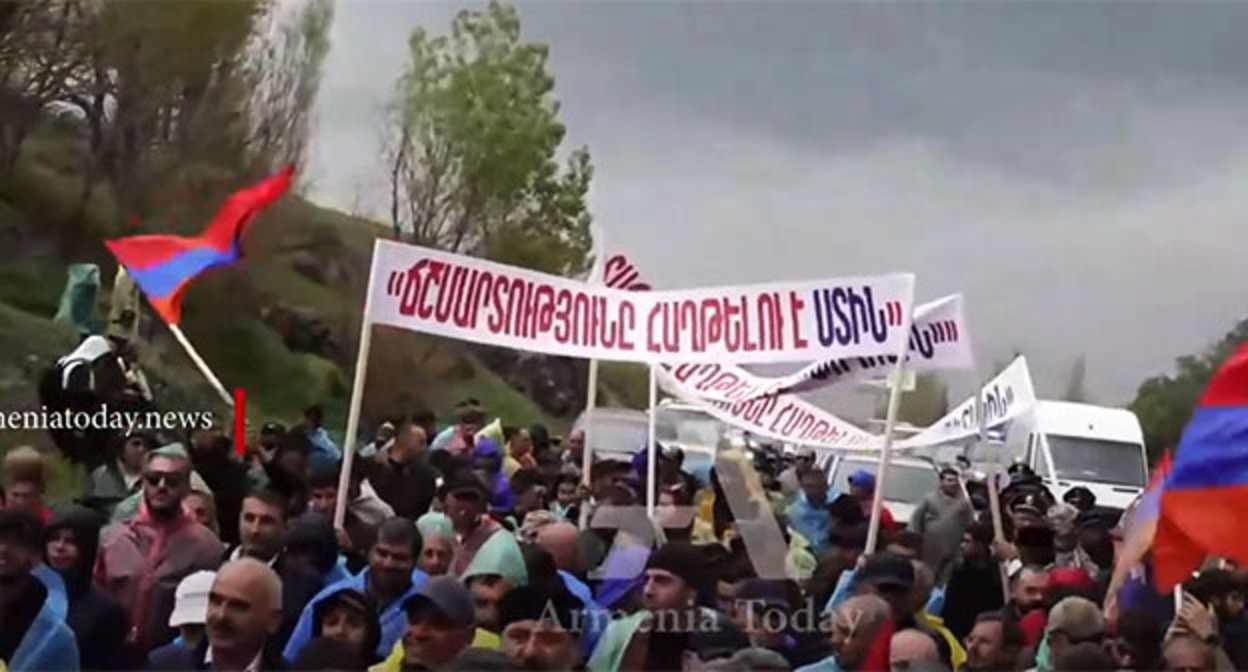 Активисты движения «Тавуш во имя Родины» во время шествия к Еревану. 7 мая 2024 г. Скриншот видео Armenia Today https://www.youtube.com/watch?v=kbVx0pasTCw
Активисты движения «Тавуш во имя Родины» во время шествия к Еревану. 7 мая 2024 г. Скриншот видео Armenia Today https://www.youtube.com/watch?v=kbVx0pasTCw