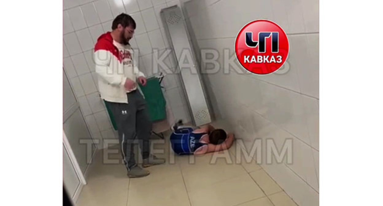 Избиение тренером подростка. Скриншот видео Телеграм-канала "ЧП Кавказ" от 06.05.2024 https://t.me/chp_kavkaz/19326 Избиение тренером подростка. Скриншот видео Телеграм-канала "ЧП Кавказ" от 06.05.2024 https://t.me/chp_kavkaz/19326