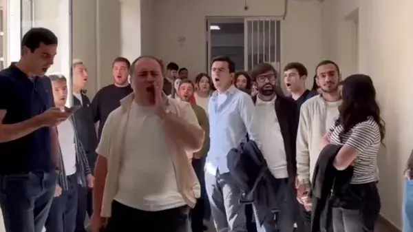 Студенты Ереванского госуниверситета объявили забастовку, поддержав акции неповиновения. 10 мая 2024 г. Скриншот видео Sputnik Армения/ВКонтакте 
 https://vk.com/video/@armeniasputnik