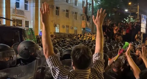 Акция протеста в Тбилиси, стоп-кадр видео sotavision https://www.youtube.com/watch?v=KdZ8KbZA1Yk&t=314s Акция протеста в Тбилиси, стоп-кадр видео sotavision https://www.youtube.com/watch?v=KdZ8KbZA1Yk&t=314s