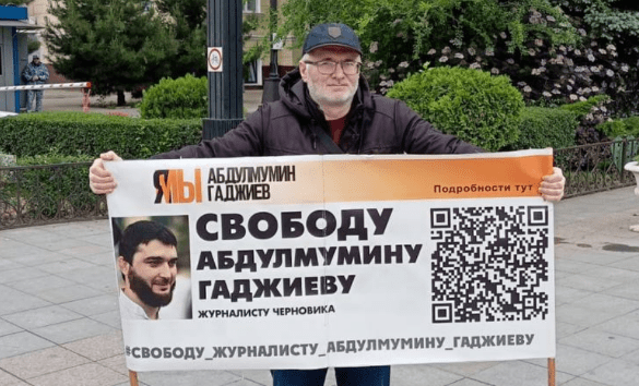 Магомед Магомедов на пикете в поддержку Абдулмумина Гаджиева. Скриншот фото из Telegram-канала "Черновик" от 13.05.24, https://t.me/chernovik/71480 Магомед Магомедов на пикете в поддержку Абдулмумина Гаджиева. Скриншот фото из Telegram-канала "Черновик" от 13.05.24, https://t.me/chernovik/71480