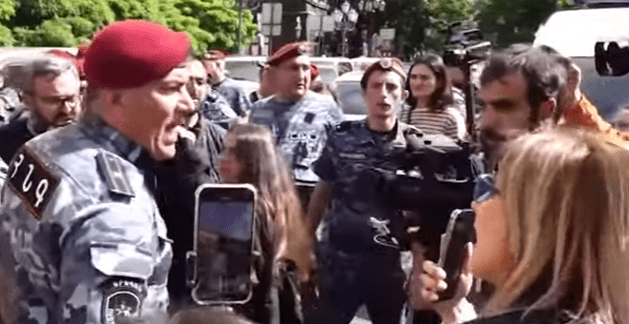 Общение силовиков с прессой на акции протеста в Ереване. Стоп-кадр видео Yerevan Today от 13.05.24, https://www.youtube.com/watch?v=PJjOpHdVw-I&t=46s Общение силовиков с прессой на акции протеста в Ереване. Стоп-кадр видео Yerevan Today от 13.05.24, https://www.youtube.com/watch?v=PJjOpHdVw-I&t=46s