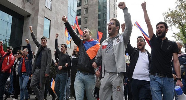 Акция протеста в Ереване. Апрель 2024 г. Фото Report https://report.az/ru/v-regione/pered-zdaniem-pravitelstva-armenii-prohodit-akciya-protesta/ Акция протеста в Ереване. Апрель 2024 г. Фото Report https://report.az/ru/v-regione/pered-zdaniem-pravitelstva-armenii-prohodit-akciya-protesta/