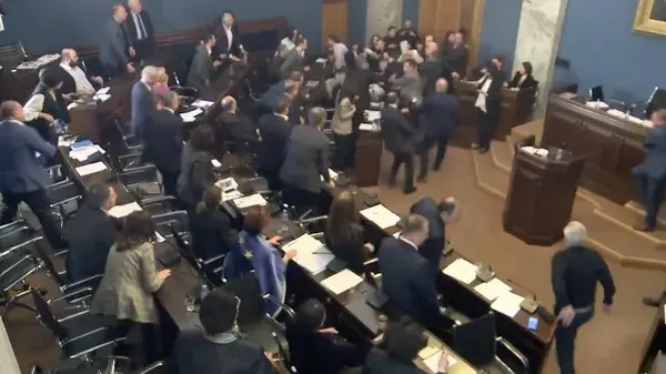 Драка в парламенте Грузии из-за законопроекта об иноагентах. Тбилиси, 15 апреля 2024 г. Скриншот видео с камеры видеонаблюдения в парламенте Грузии Драка в парламенте Грузии из-за законопроекта об иноагентах. Тбилиси, 15 апреля 2024 г. Скриншот видео с камеры видеонаблюдения в парламенте Грузии