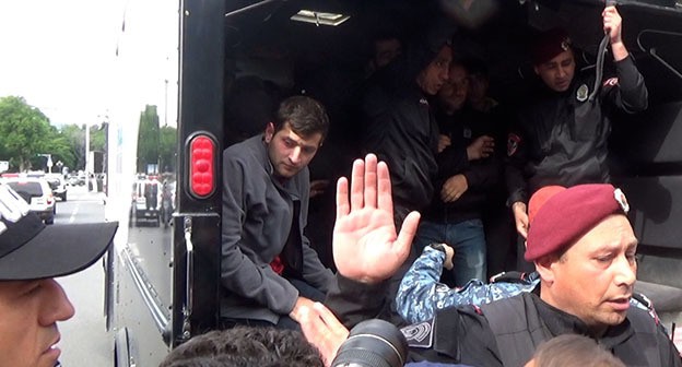 Сотрудники полиции задерживают участников акции протеста. Ереван, 14 мая 2024 г. Скриншот видео Тиграна Петросяна для "Кавказского узла" https://youtu.be/XGDmw-E_Vj4 Сотрудники полиции задерживают участников акции протеста. Ереван, 14 мая 2024 г. Скриншот видео Тиграна Петросяна для "Кавказского узла" https://youtu.be/XGDmw-E_Vj4