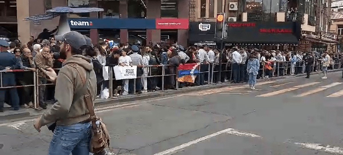 Участники акции протеста. Ереван, 15 мая 2024 г. Фото Армине Мартиросян для "Кавказского узла" Участники акции протеста. Ереван, 15 мая 2024 г. Фото Армине Мартиросян для "Кавказского узла"