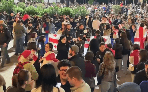 Акция протеста у парламента Грузии. Стоп-кадр видео Tbilisi Life от 18.05.24, https://t.me/Tbilisi_life/26788 Акция протеста у парламента Грузии. Стоп-кадр видео Tbilisi Life от 18.05.24, https://t.me/Tbilisi_life/26788