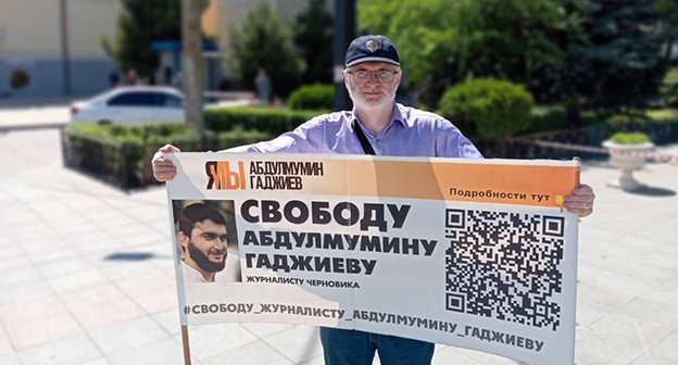 Магомед Магомедов в одиночном пикете. Махачкала. Фото Телеграм канал "Черновик" от 20.05.2024 г. Магомед Магомедов в одиночном пикете. Махачкала. Фото Телеграм канал "Черновик" от 20.05.2024 г.