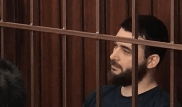 Абдулмумин Гаджиев в суде. Стоп-кадр видео из YouTube-канала "Алиф ТВ", https://www.youtube.com/watch?v=M-pR5mx7jFs Абдулмумин Гаджиев в суде. Стоп-кадр видео из YouTube-канала "Алиф ТВ", https://www.youtube.com/watch?v=M-pR5mx7jFs