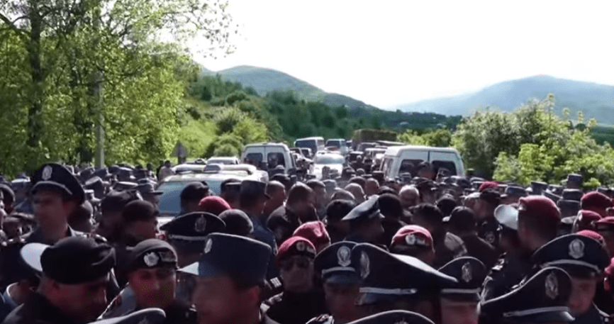 Силовики на дороге в Киранц. Стоп-кадр видео News.Am от 20.05.24, https://www.youtube.com/watch?v=MdcO9TGzLgo&t=69s Силовики на дороге в Киранц. Стоп-кадр видео News.Am от 20.05.24, https://www.youtube.com/watch?v=MdcO9TGzLgo&t=69s