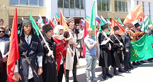 Участники митинга в Черкесске. 21 мая 2024 г. Фото корреспондента "Кавказского узла" Участники митинга в Черкесске. 21 мая 2024 г. Фото корреспондента "Кавказского узла"