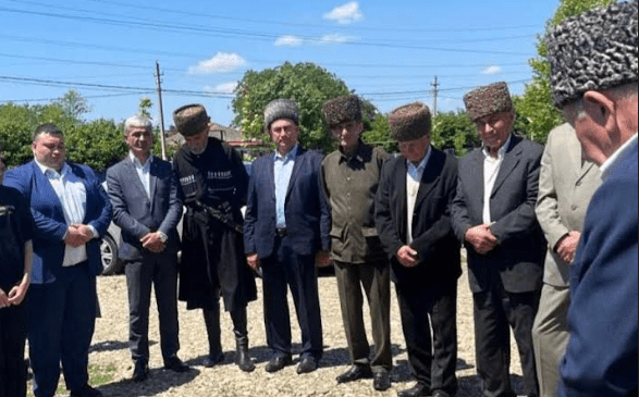 Участники памятной акции в Сочи. Фото от 21.05.24 предоставлено "Кавказскому узлу" Анзором Нибо.. Участники памятной акции в Сочи. Фото от 21.05.24 предоставлено "Кавказскому узлу" Анзором Нибо..