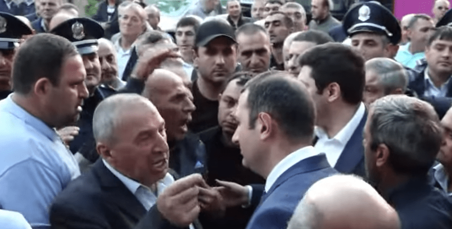 Бастующие водители на встрече с чиновниками. Стоп-кадр видео News.Am от 22.05.24, https://www.youtube.com/watch?v=Ao0L3FmEejM&t=19317s Бастующие водители на встрече с чиновниками. Стоп-кадр видео News.Am от 22.05.24, https://www.youtube.com/watch?v=Ao0L3FmEejM&t=19317s