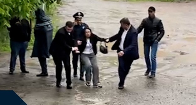 Силовики выводят Ани Геворкян. Кадр видео NewDay.am https://newday.am/309195/ Силовики выводят Ани Геворкян. Кадр видео NewDay.am https://newday.am/309195/