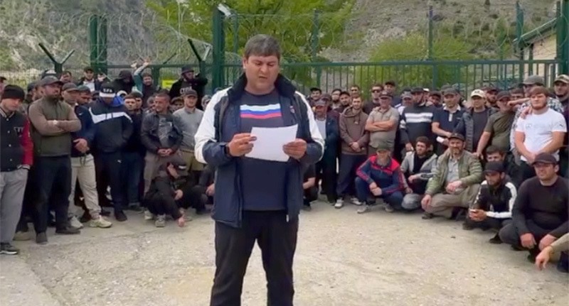 Жители Зубутли записывают видеообращение к главе Дагестана Сергею Меликову. Кадр из видео https://vk.com/wall-74219800_2380965 Жители Зубутли записывают видеообращение к главе Дагестана Сергею Меликову. Кадр из видео https://vk.com/wall-74219800_2380965
