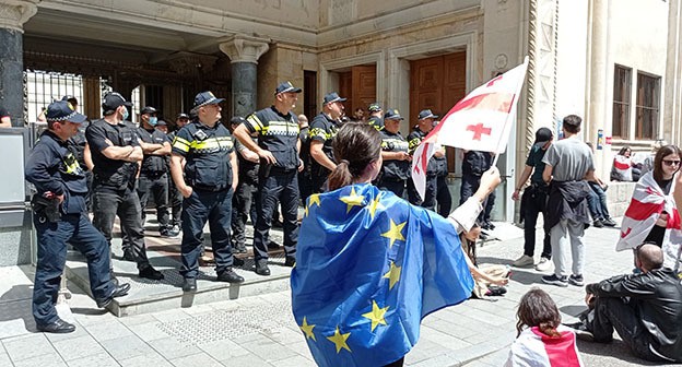 Участники акции у парламента Грузии. Тбилиси, 28 мая 2024 г. Фото Инны Кукуджановой для "Кавказского узла" Участники акции у парламента Грузии. Тбилиси, 28 мая 2024 г. Фото Инны Кукуджановой для "Кавказского узла"