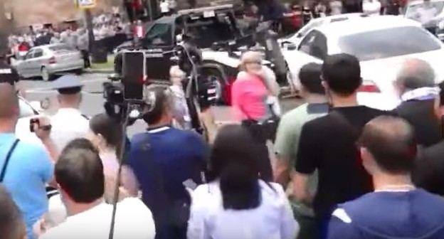 Протестующие на фоне полицейского эвакуатора в Ереване, стоп-кадр видео канала News.am https://www.youtube.com/watch?v=tXJXKuKOty0 Протестующие на фоне полицейского эвакуатора в Ереване, стоп-кадр видео канала News.am https://www.youtube.com/watch?v=tXJXKuKOty0