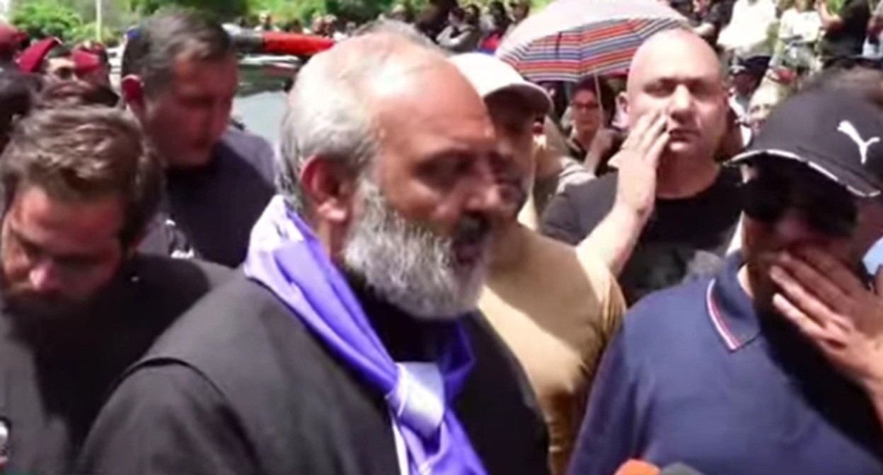 В акции протеста около здания правительства в Ереване. 30 мая 2024 г. Скриншот видео https://wwww.youtube.com/watch?v=tXKuKOty0
