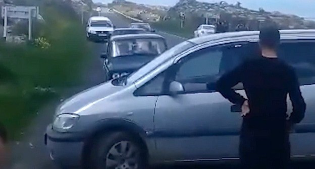 Перекрытая дорога Гавар - Варденис. 1 июня 2024 года. Кадр видео News.am https://www.youtube.com/watch?v=_TqWUKWdCrY Перекрытая дорога Гавар - Варденис. 1 июня 2024 года. Кадр видео News.am https://www.youtube.com/watch?v=_TqWUKWdCrY