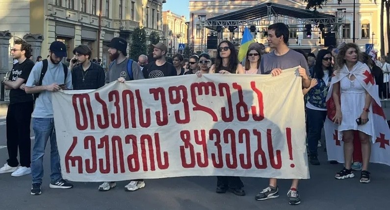Участники шествия под лозунгом: "Свободу пленникам режима". Тбилиси, 2 июня 2024 года. Фото: "ИнтерпрессНьюс" https://www.interpressnews.ge/ru/article/160707-v-tbilisi-prokhodit-shestvie-pod-lozungom-svobodu-plennikam-rezhima Участники шествия под лозунгом: "Свободу пленникам режима". Тбилиси, 2 июня 2024 года. Фото: "ИнтерпрессНьюс" https://www.interpressnews.ge/ru/article/160707-v-tbilisi-prokhodit-shestvie-pod-lozungom-svobodu-plennikam-rezhima