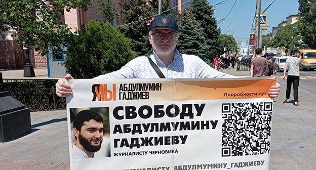 Магомед Магомедов в одиночном пикете. Махачкала, 3 июня 2024 г. Фото: Телеграм-канал "Черновик" Магомед Магомедов в одиночном пикете. Махачкала, 3 июня 2024 г. Фото: Телеграм-канал "Черновик"