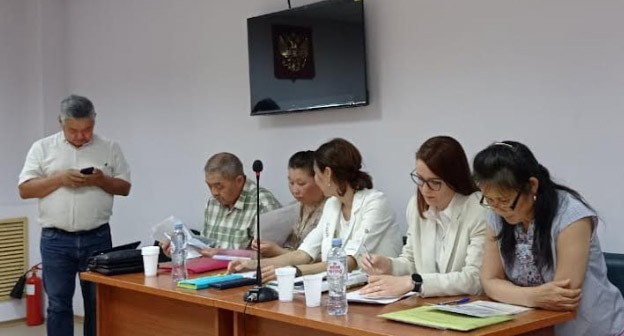 Сергей Алешкин, Доржи Нусхинов, Цаган Халгаева, Екатерина Менькова, Евгения Смелова, Кишта Тутинова (слева направо). 5 июня 2024 г. Фото корреспондента "Кавказского узла" Сергей Алешкин, Доржи Нусхинов, Цаган Халгаева, Екатерина Менькова, Евгения Смелова, Кишта Тутинова (слева направо). 5 июня 2024 г. Фото корреспондента "Кавказского узла"
