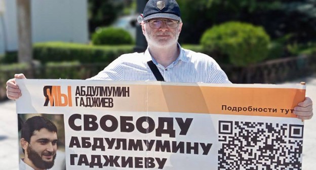 Магомед Магомедов в одиночном пикете. Махачкала, 10 июня 2024 года. Фото: Телеграм-канал "Черновик" Магомед Магомедов в одиночном пикете. Махачкала, 10 июня 2024 года. Фото: Телеграм-канал "Черновик"
