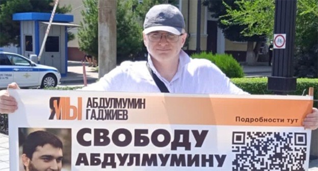 Магомед Магомедов в одиночном пикете. Май, 2024 год. Фото: телеграм-канал "Черновик" Магомед Магомедов в одиночном пикете. Май, 2024 год. Фото: телеграм-канал "Черновик"
