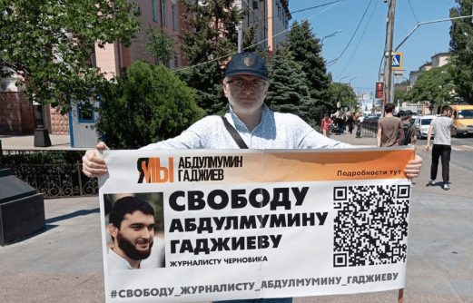 Магомед Магомедов на пикете в поддержку Абдулмумина Гаджиева. Скриншот фото из Telegram-канала "Черновик" от 03.06.24, https://t.me/chernovik/72309 Магомед Магомедов на пикете в поддержку Абдулмумина Гаджиева. Скриншот фото из Telegram-канала "Черновик" от 03.06.24, https://t.me/chernovik/72309