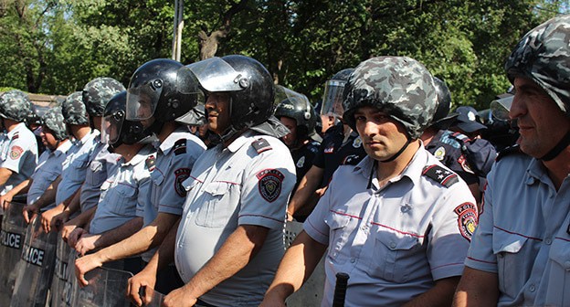 Сотрудники полиции во время акции протеста. Ереван, 12 июня 2024 г. Фото Тиграна Петросяна для "Кавказского узла" Сотрудники полиции во время акции протеста. Ереван, 12 июня 2024 г. Фото Тиграна Петросяна для "Кавказского узла"