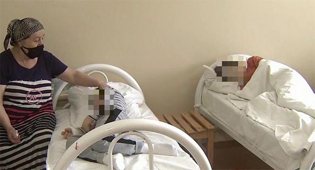 В больнице Буйнакска после отравления. 10 июня 2024 г. Фото: islamnews.ru https://islamnews.ru/2024/6/10/ustanovlena-prichina-massovogo-otravleniya-zhiteley-buynakska В больнице Буйнакска после отравления. 10 июня 2024 г. Фото: islamnews.ru https://islamnews.ru/2024/6/10/ustanovlena-prichina-massovogo-otravleniya-zhiteley-buynakska