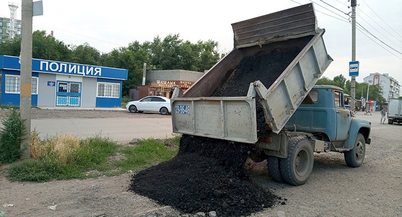 Грузовик выгружает строительный материал на улице Новороссийская в Астрахани. Фото: Наиль Адельшинов https://vk.com/wall368809974_3853 Грузовик выгружает строительный материал на улице Новороссийская в Астрахани. Фото: Наиль Адельшинов https://vk.com/wall368809974_3853