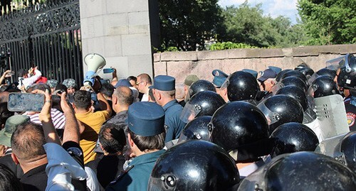 Столкновения с полицией участников акции. Ереван, 12 июня 2024 г. Фото Тиграна Петросяна для "Кавказского узла" Столкновения с полицией участников акции. Ереван, 12 июня 2024 г. Фото Тиграна Петросяна для "Кавказского узла"