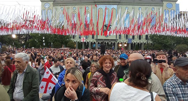 Участники акции протеста. Тбилиси, май 2024 г. Фото Инны Кукуджановой для "Кавказского узла" Участники акции протеста. Тбилиси, май 2024 г. Фото Инны Кукуджановой для "Кавказского узла"
