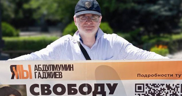 Магомед Гаджиев в одиночном пикете. Махачкала, 17 июня 2024 года. Фото: Телеграм-канал "Черновик" Магомед Гаджиев в одиночном пикете. Махачкала, 17 июня 2024 года. Фото: Телеграм-канал "Черновик"