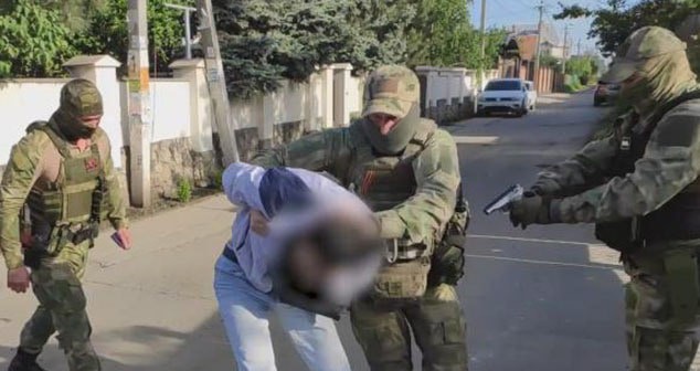 Сотрудники правоохранительных органов проводят задержание. Фото: пресс-служба УТ МВД России по ЮФО Сотрудники правоохранительных органов проводят задержание. Фото: пресс-служба УТ МВД России по ЮФО