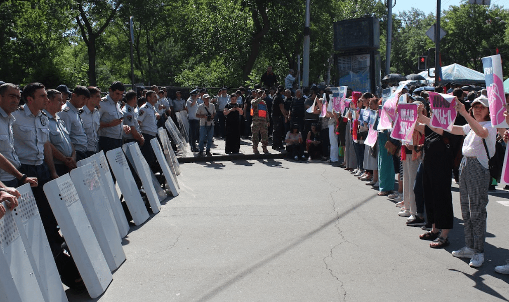 Силовики и сторонники Галстаняна на акции протеста. Фото Тиграна Петросяна для "Кавказского узла". Силовики и сторонники Галстаняна на акции протеста. Фото Тиграна Петросяна для "Кавказского узла".