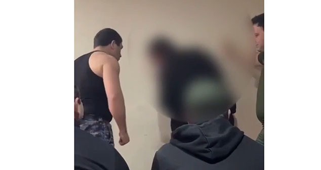 Силовик избивает задержанного. Cкриншот видео от 19 июня 2024 г. Telegram-канал "DNews Абхазия" https://t.me/DNAbkhazia/7666 Силовик избивает задержанного. Cкриншот видео от 19 июня 2024 г. Telegram-канал "DNews Абхазия" https://t.me/DNAbkhazia/7666